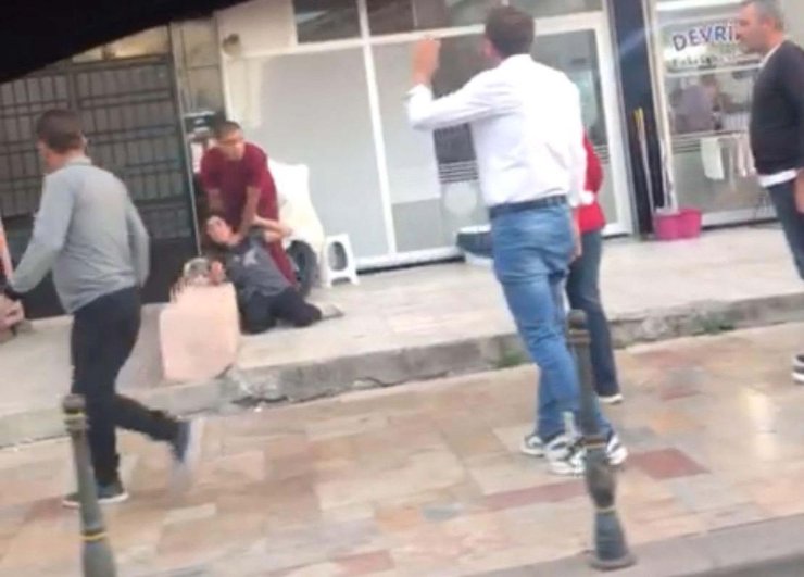 Cadde Ortasında Eşini Bıçaklayan Şüpheliyi Linç Etmek İstediler; O Anlar Kamerada