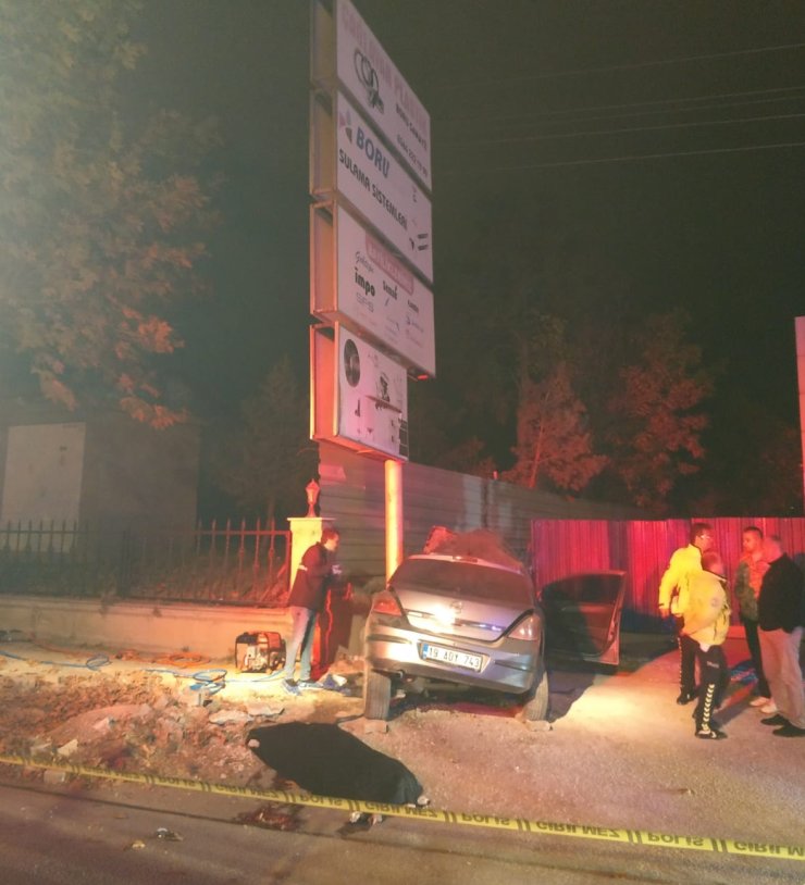 Çorum'da Otomobil Reklam Panosu Direğine Çarptı: 3 Ölü