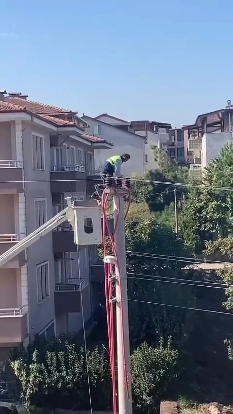 Kocaeli'de Elektrik Direği Üzerinde Tehlikeli Çalışma
