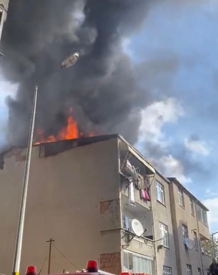 Küçükçekmece'de Çatı Alev Alev Yandı