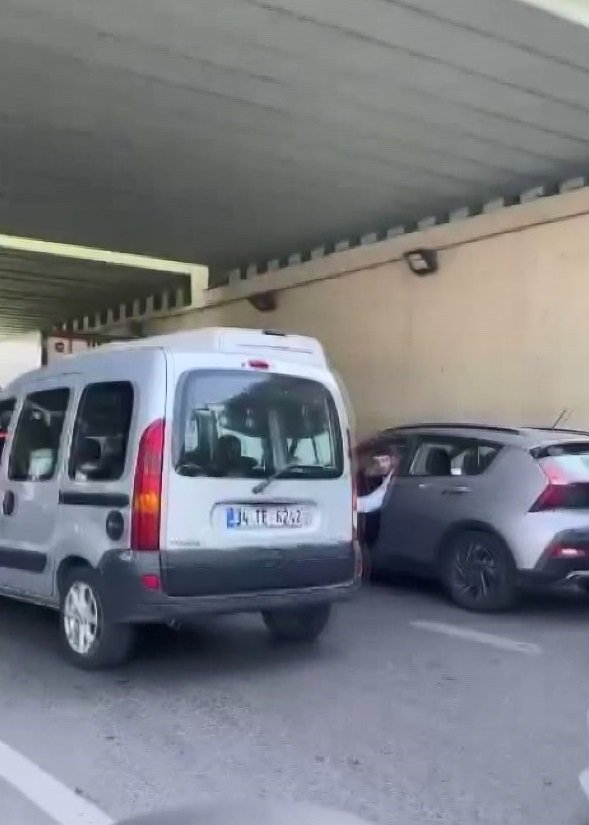 Maltepe'de Yolu Trafiğe Kapatarak Konvoy Yapan 8 Sürücüye 10 Bin Lira Ceza