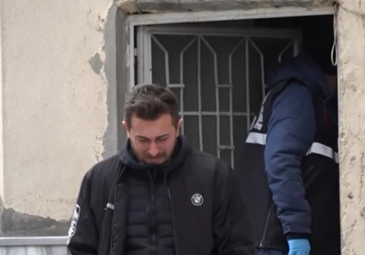 Öldürdüğü Babasının Cesedi Bulununca, Gözyaşı Döküp Taziyeleri Kabul Etmiş