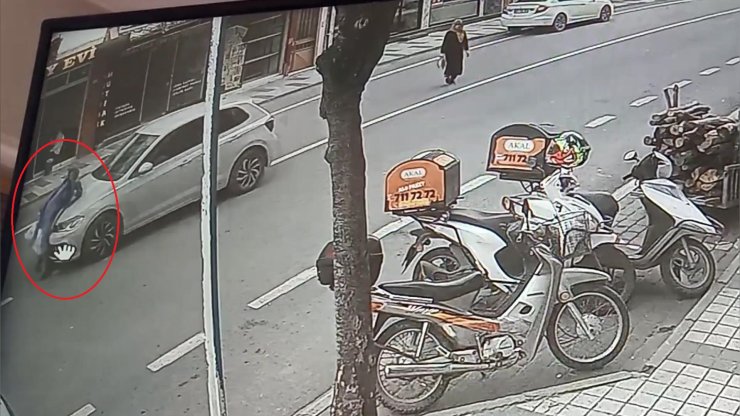 Otomobilin Çarptığı Kadının Yaralandığı Kaza Anı Kamerada