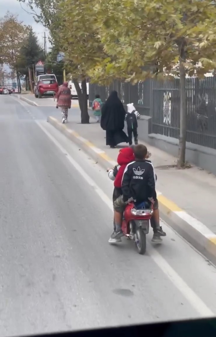 Sancaktepe'de 3 Çocuğun Tehlikeli Yolculuğu Kamerada