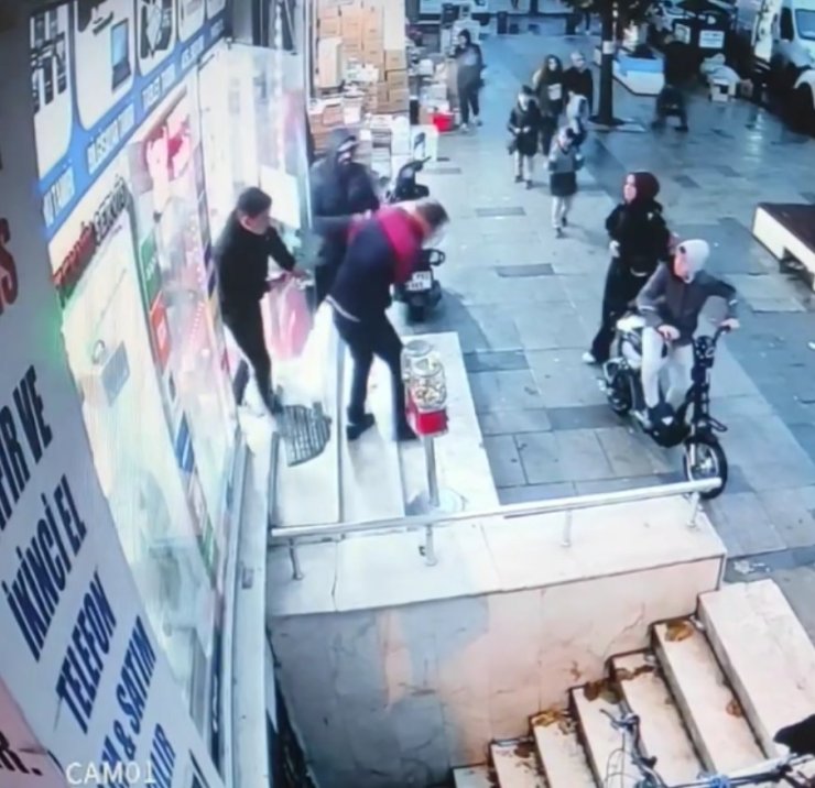 Sultangazi'de Eşini Taciz Eden Şüpheliye Saldırdı