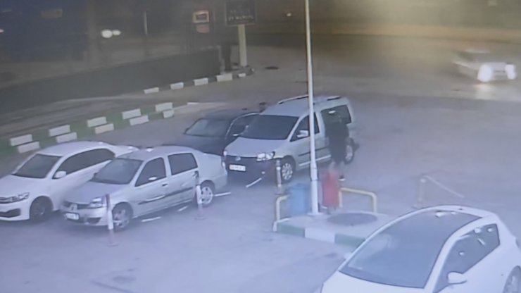 Akaryakıt İstasyonundaki Araçtan 60 Bin Lira Değerinde Ziynet Eşyası Ve Para Çaldılar