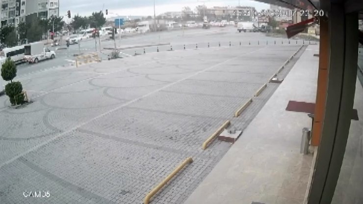 Arnavutköy'de Önce Minibüse Ardından Yolcu Alan İett Otobüsüne Çarptı: 4 Yaralı