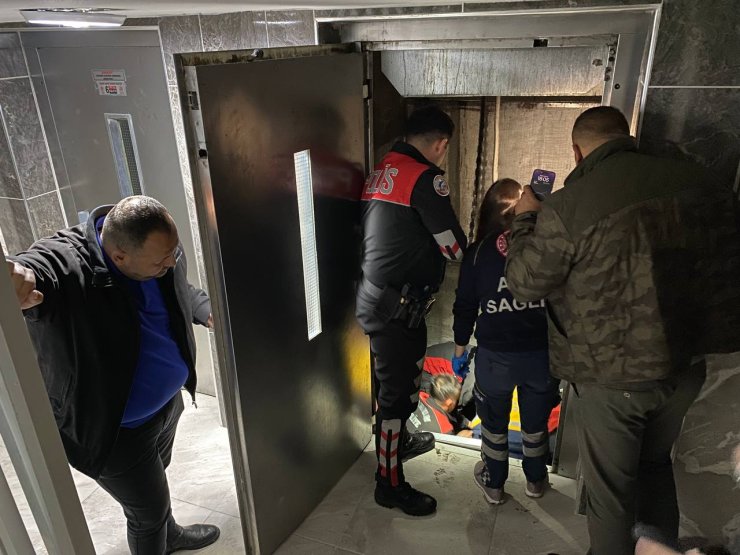 Asansör Boşluğuna Düşerek Yaralandı