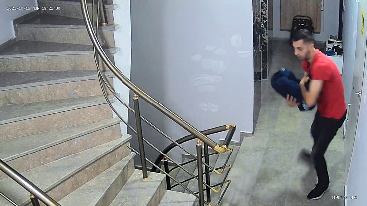 Avcılar'da Kargocunun Arkasından Girdiği Binadaki Ayakkabıları Çaldı