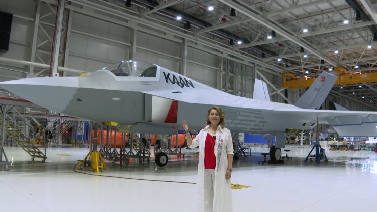 Azerin, Milli Muharip Savaş Uçağının Önünde 'çırpınırdın Karadeniz'i Seslendirdi