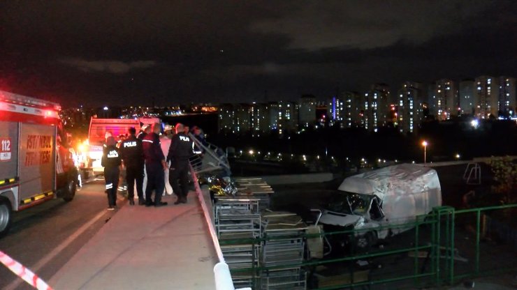 Başakşehir'de Kapalı Kasa Minibüs Şarampole Uçtu: 1 Ölü 1 Yaralı