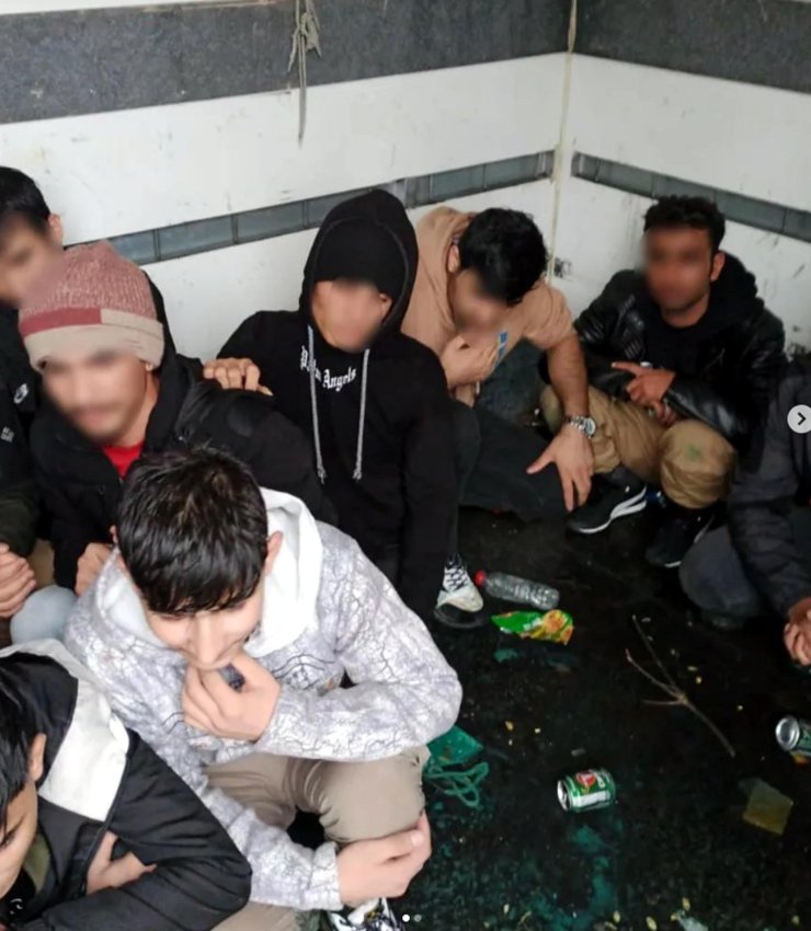 Kargo Şirketine Ait Görünümlü Kamyonda 58 Kaçak Göçmen Yakalandı