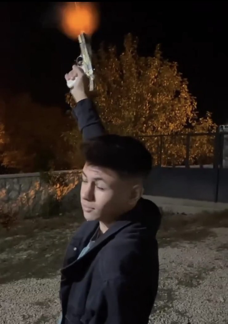 Maganda, Uyarı Pankartına Da Aldırış Etmedi; Havaya Ateş Açtığı Anlar Kamerada