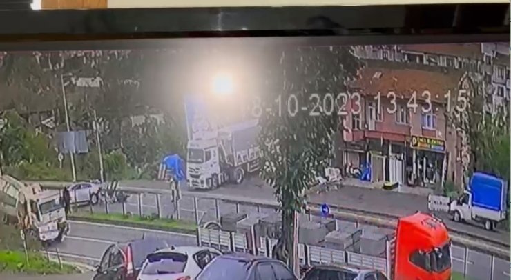 Motosiklet Sürücüsünün Otomobile Çarptığı Kaza Anı Kamerada: 1 Yaralı