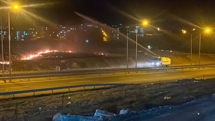 Siirt'te Anız Yangınına Toma İle Müdahale