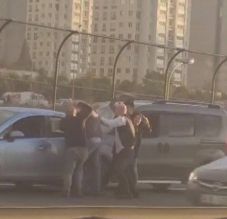 Avcılar'da Trafikte Sopalı Kavga Kamerada