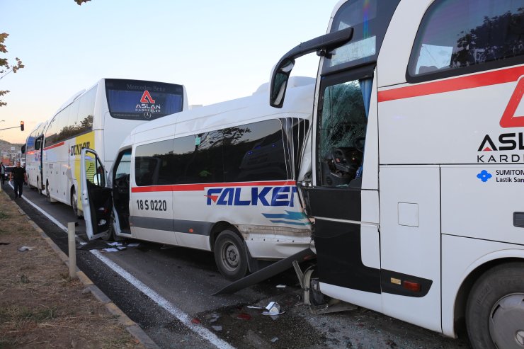 Çankırı'da 3 Otobüs Ve 1 Minibüsün Karıştığı Kazada 36 Kişi Yaralandı