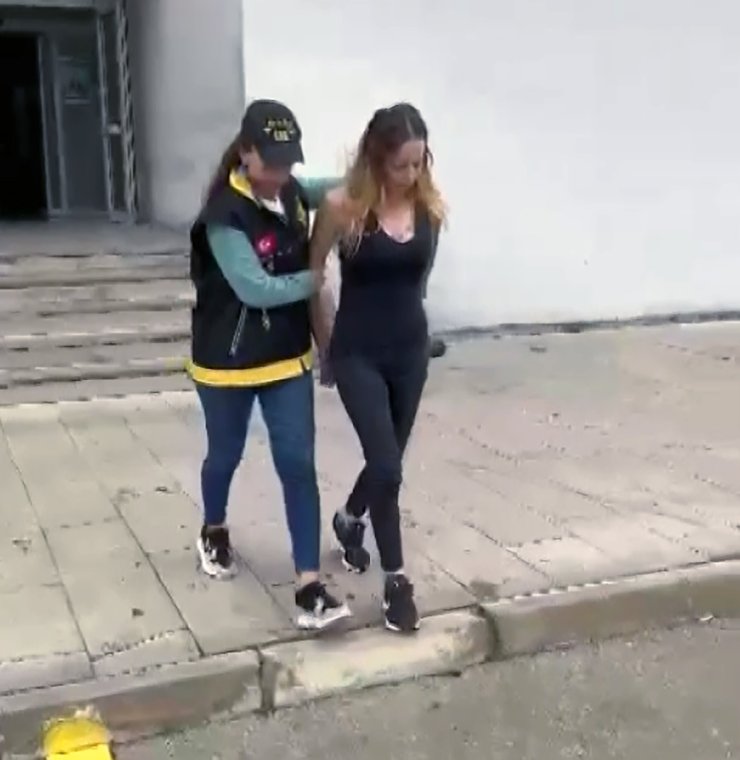 Çilingir Çağırıp Yaptırdığı Kopya Anahtarla Komşusunun Otomobilini Çaldı