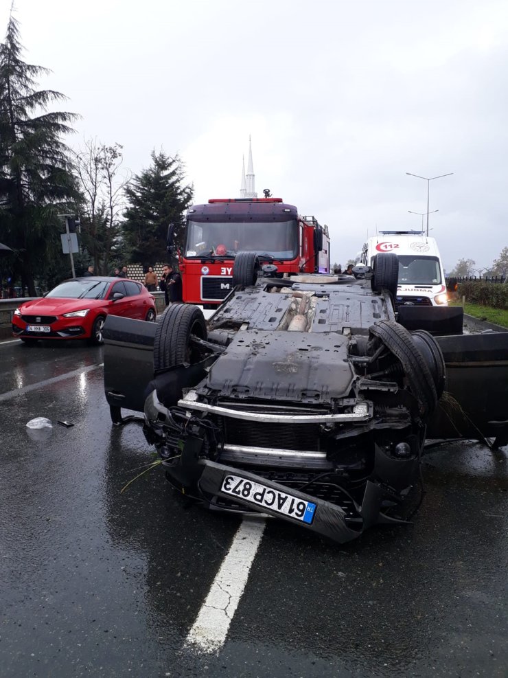 Cip Bariyere Çarpıp Ters Döndü; Akademisyen Çift Yaralandı