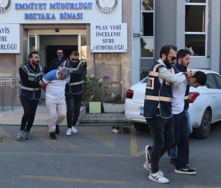 İzmir'de Avcı Bıçağıyla İşlenen Cinayette Suriyeli Baba- Oğul Adliyede