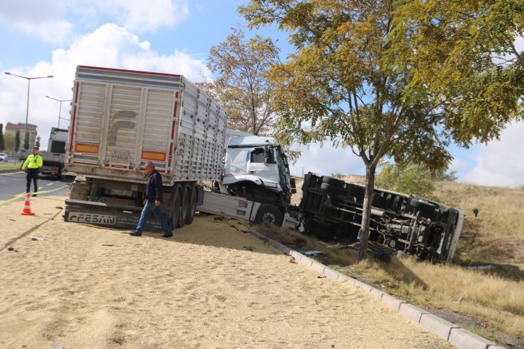 Nevşehir'de Tır, Buğday Yüklü Kamyonete Çarptı: 4 Yaralı