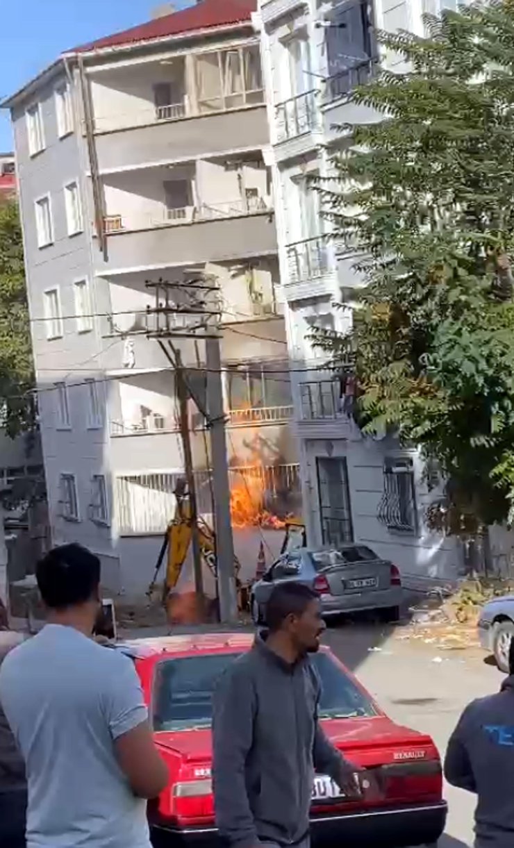 Patlayan Borudaki Doğal Gaz Alev Aldı, Binada Yangın Çıktı