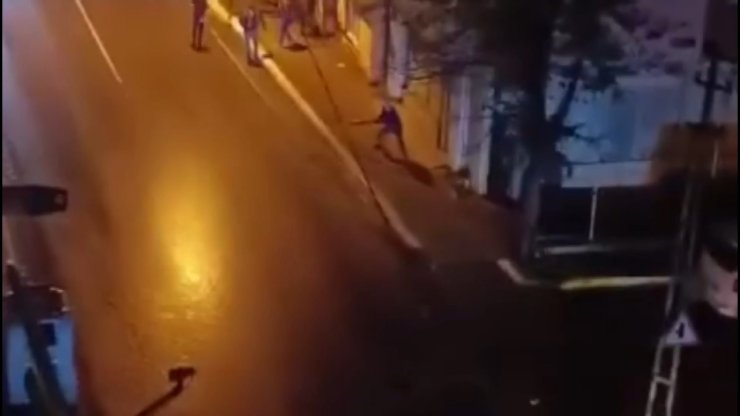 Sultanbeyli’de İki Aile Arasındaki Taşlı Sopalı Kavga Kamerada