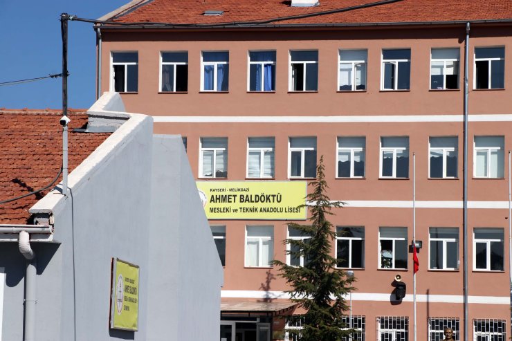 2 Liseli Rahatsızlanınca Tüm Sınıf Zehirlenme Şüphesiyle Hastaneye Kaldırıldı