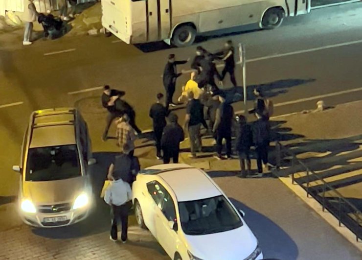 Avcılar'da Gençlerin 'Laf Atma' Kavgası Kamerada