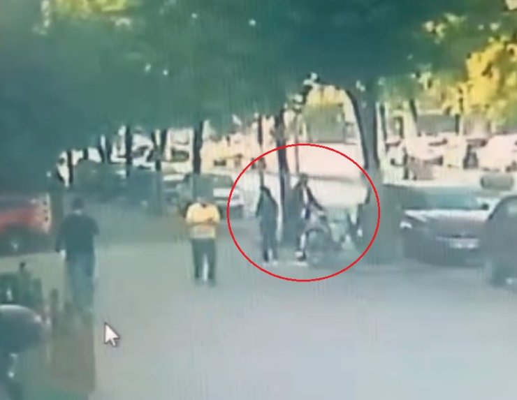 Bisiklet Hırsızlarının Rahat Tavırları Kamerada