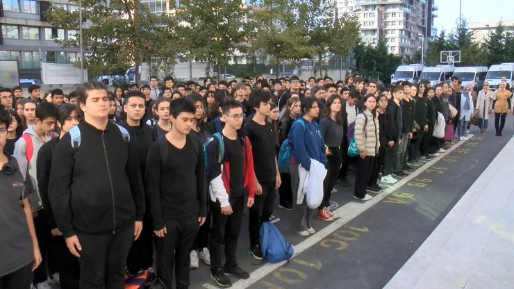 Filistin'de Hayatını Kaybedenler İçin Okullarda Saygı Duruşu