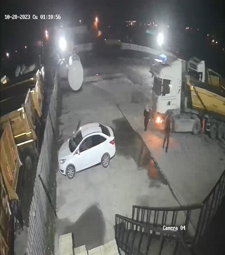 Hafriyat Kamyonun Dehşetinin Başladığı Anlar; Anne Ve Babasını Ezmeye Çalıştı