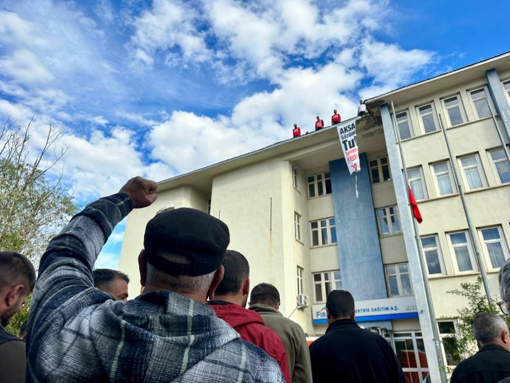 İşten Çıkarılan Arkadaşları İçin Firmanın Çatısına Çıktılar (2)