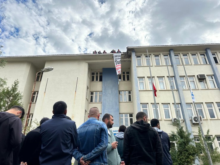 İşten Çıkarılan Arkadaşları İçin Firmanın Çatısına Çıktılar