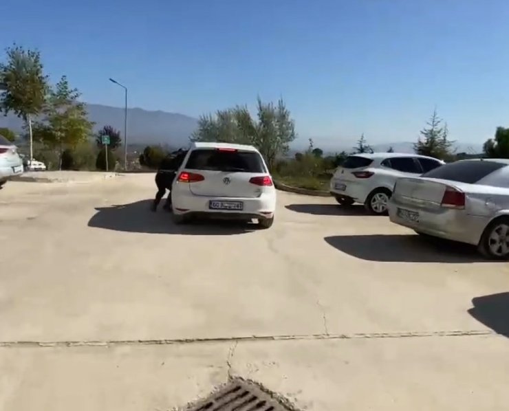 Kaçırılan Bebeği Kurtarma Tatbikatında Güvenlik Görevlisi Otomobille 30 Metre Sürüklendi