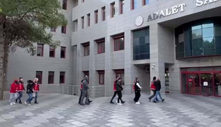 Kendilerini Polis Ve Mit Görevlisi Olarak Tanıttıkları Çifti, 12 Milyon Tl Dolandırdılar