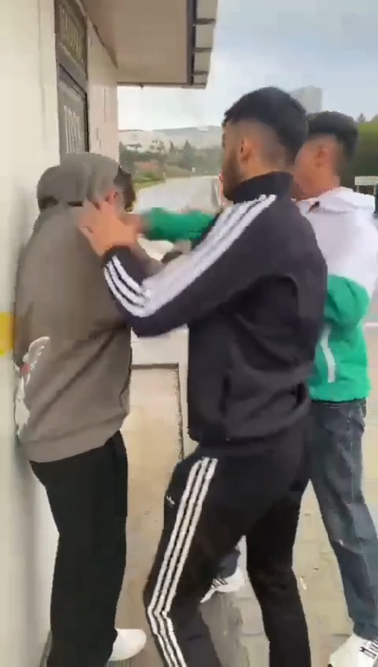 Liselilerin 'Kız Meselesi' Kavgasında Darbedilip, Bıçaklandı; O Anlar Kamerada