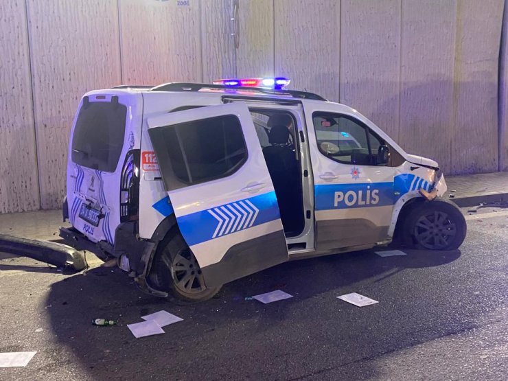 Maltepe'de Hafriyat Kamyonu Polis Aracına Çarpıp Kaçtı: 2 Polis Yaralı