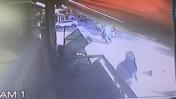 Sultangazi'de "Kargonuz Var" Diyerek Sokağa Çağrılan Kadına Silahlı Saldırı