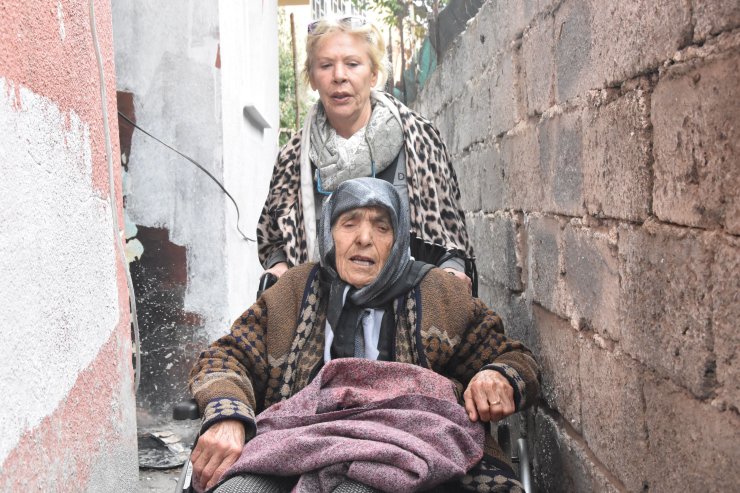 Tekerlekli Sandalyeye Mahkum 88 Yaşındaki Kadının Evine Girmesine 'Duvar' Engeli