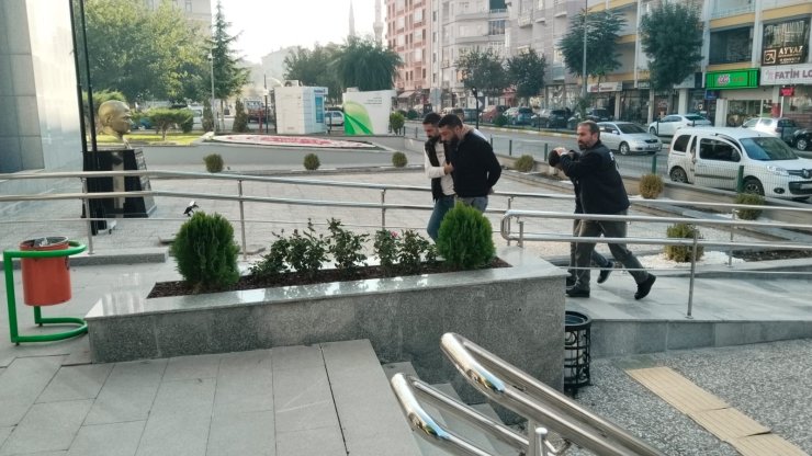 Alıkoydukları Kişinin Parasını Gasbettiler