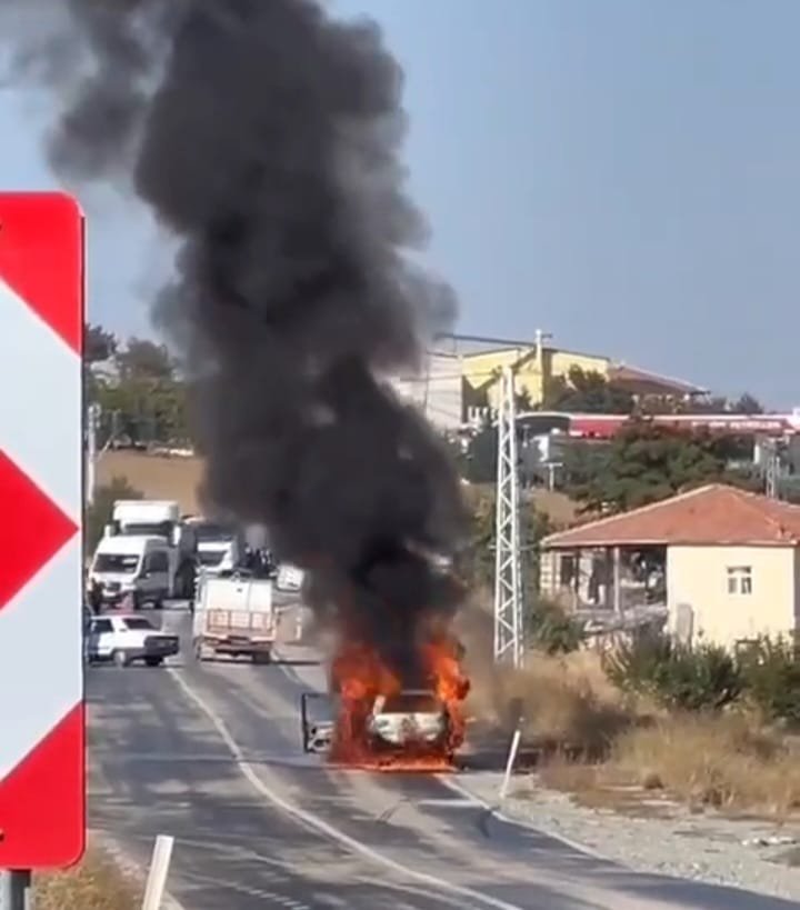 Çakmağı Çakınca Alevler İçinde Kalan Sürücüyü Jandarma Kurtardı