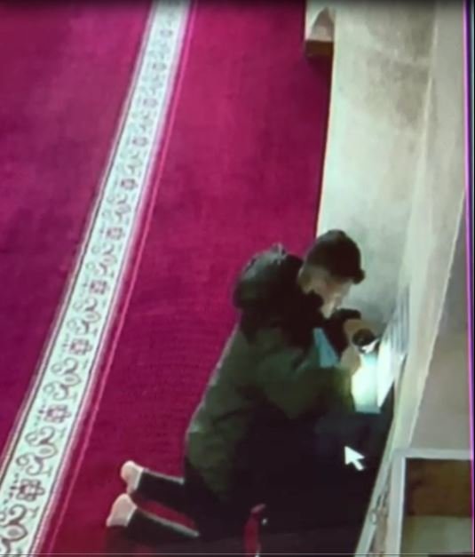 Cami Kasasındaki Bozuk Paralı Isıttığı Silikonla Çaldı