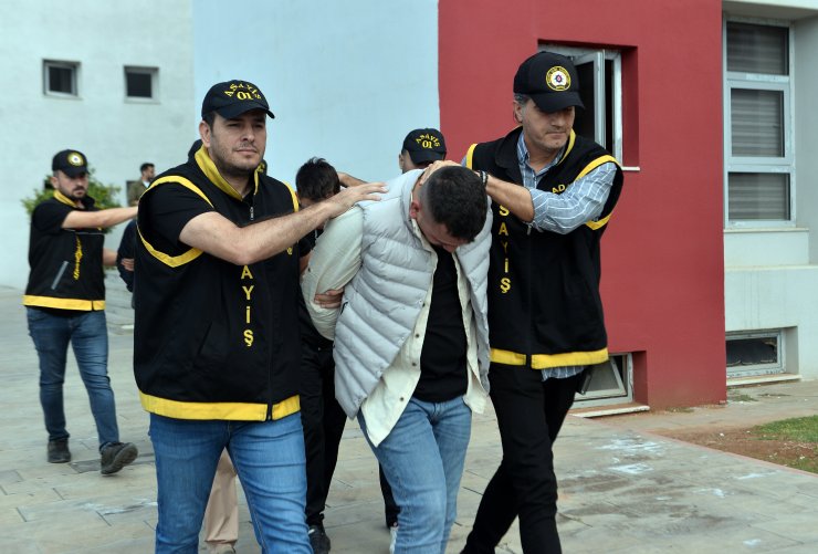 Eşcinsel İlişki Vaadiyle Buluştukları Gencin Banka Hesabındaki Parasını Gasbettiler