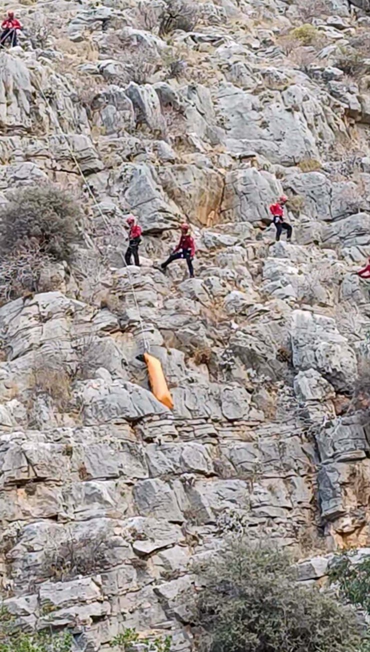 Fethiye'de Kayalıklara Düşen İngiliz Paraşüt Pilotu Öldü