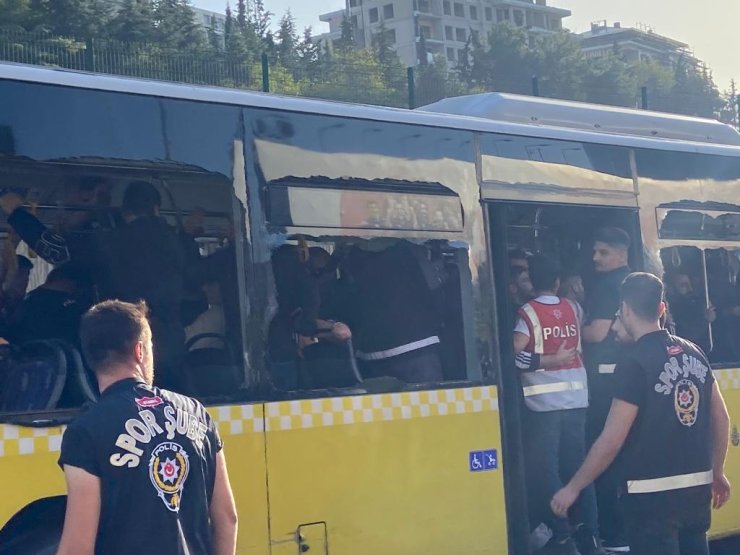 Galatasaray- Beşiktaş Derbisi Öncesi Taraftarları Taşıyan Bazı Otobüslerin Camları Kırıldı