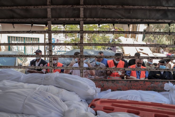 Gazze’de Hayatını Kaybedenler Toplu Mezarlara Gömülüyor