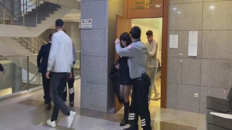 İstiklal Caddesi'nde Sahte Dolar Dağıtanlar Hakim Karşısına Çıktı