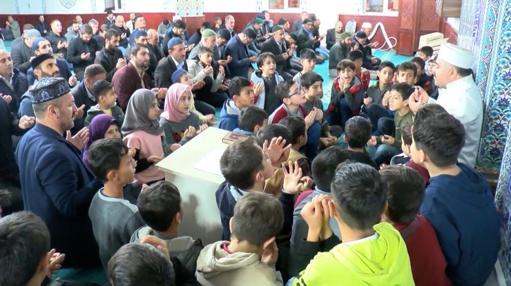 Muş’ta Çocuklar Filistinli Akranları İçin Namaz Kılıp, Dua Etti