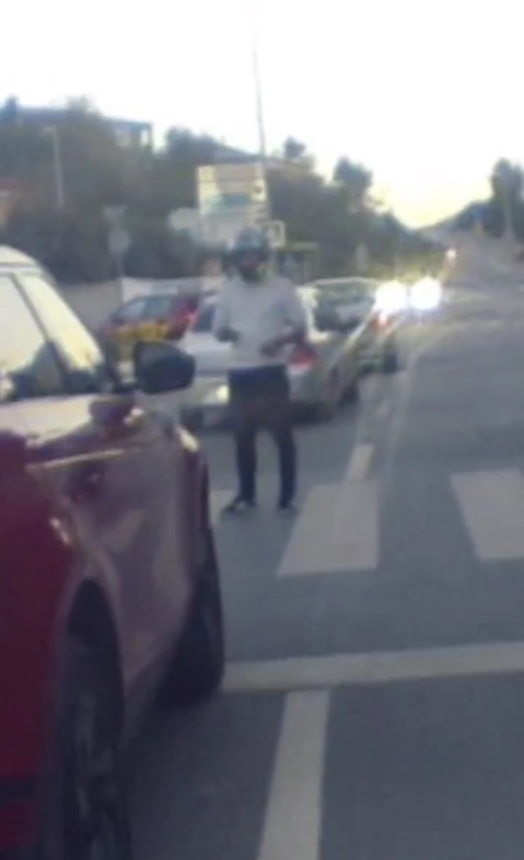Üsküdar'da Trafikte Gergin Anlar; Üzerine Sürülen Cipe Kaskını Fırlattı